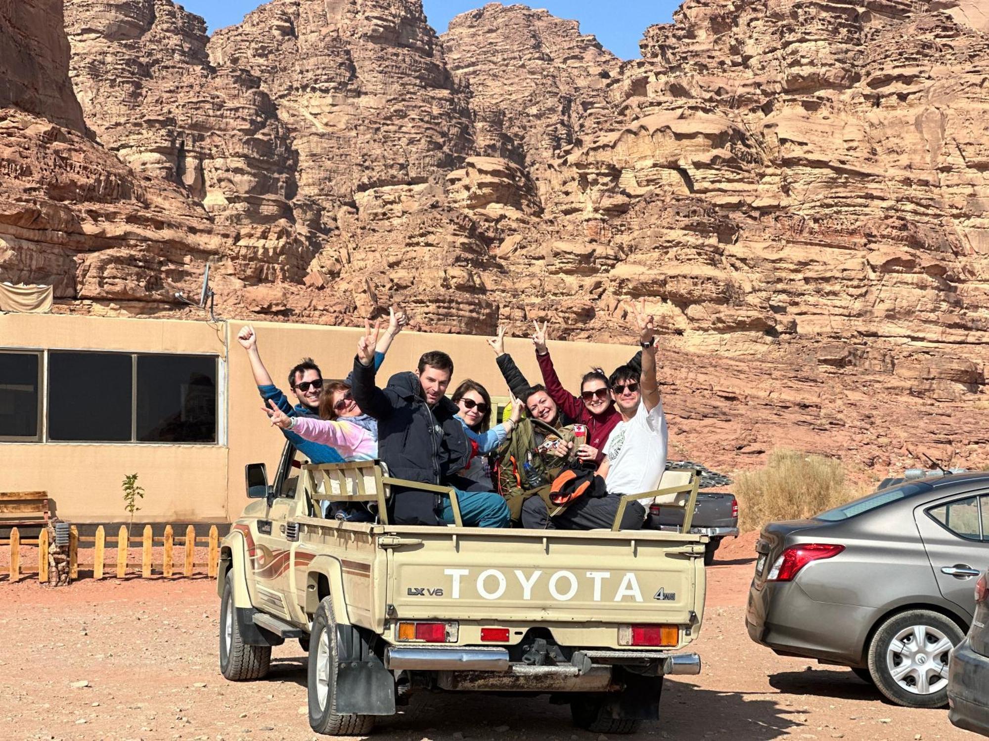 Wadi Rum Sunset Camp ภายนอก รูปภาพ